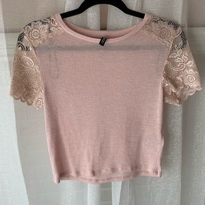 Pink shirt with decorative shoulders